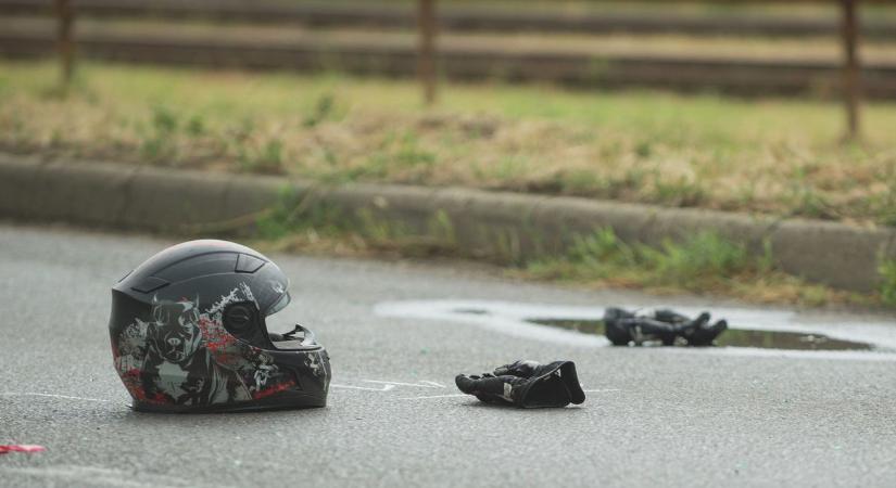 Baleset történt a 38-as főúton – motor és két személyautó ütközött!