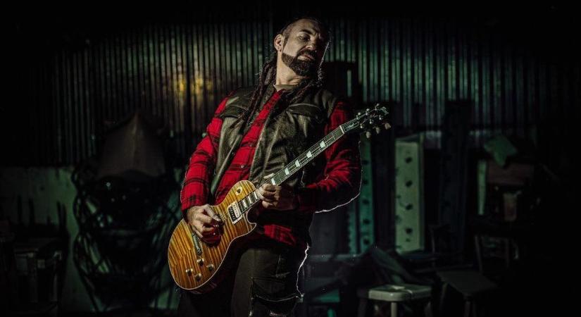 Döbbenet! Sidi árverésre bocsátotta az egyik gitárját, már az új tulajdonosa is megvan!