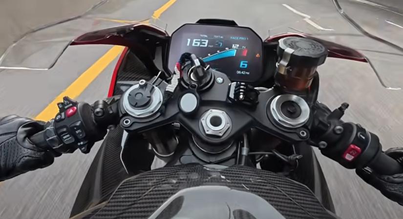 Videón a motoros, aki túl merész volt a kanyarban – és majdnem ráfizetett