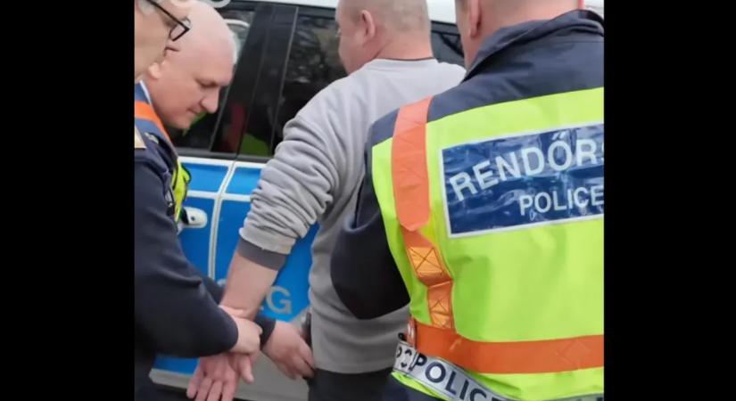 A rendőrök bilincsben vitték el a férfit, aki Magyar Péter szerint késsel fenyegetőzött Radnai Márk fórumán