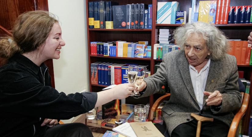 Körülírt terület, avagy Faludy botja Madarassy szobrában