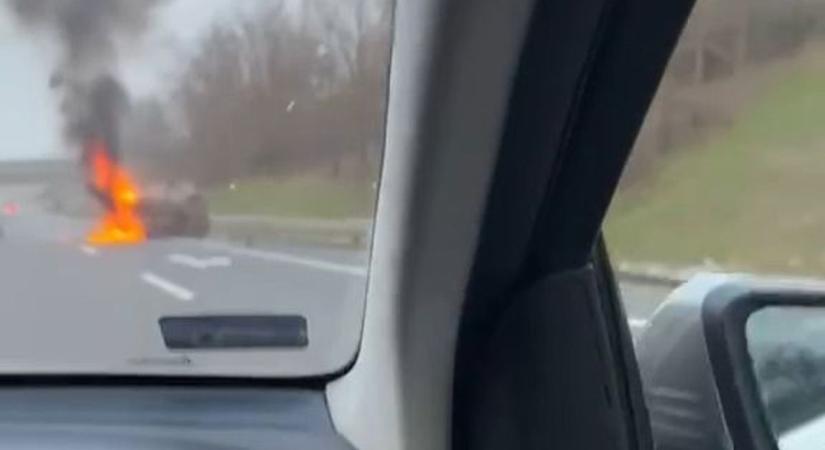 Felborult és kigyulladt egy autó az M7-esen Balatonőszödnél, lezárták a pályát Budapest felé – Videó