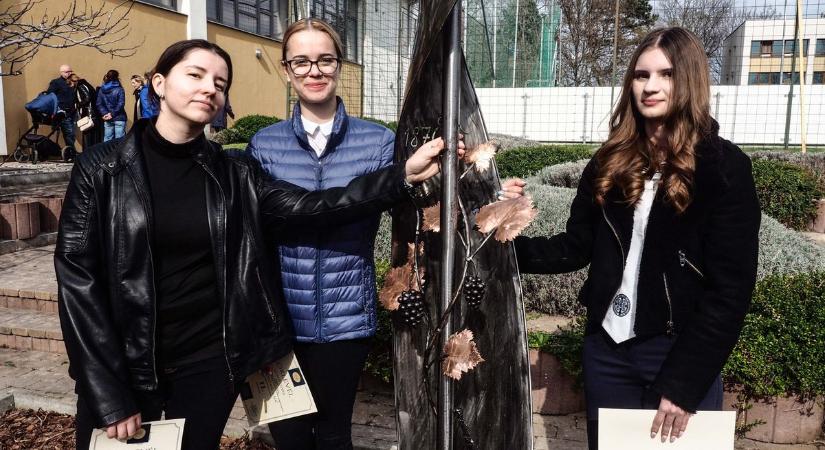 Időkapszula a jövőnek: így ünnepelte 90. születésnapját a balatonfüredi gimnázium (képgaléria)