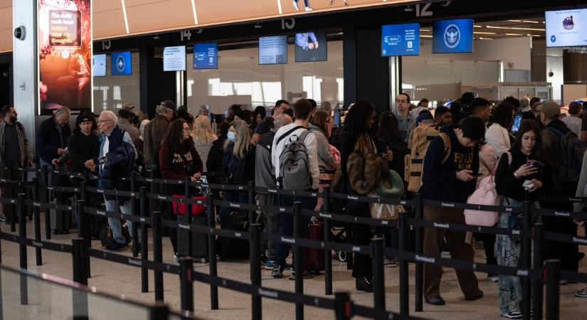 Az amerikai reptereken vetné be a bevándorlásiakat Trump