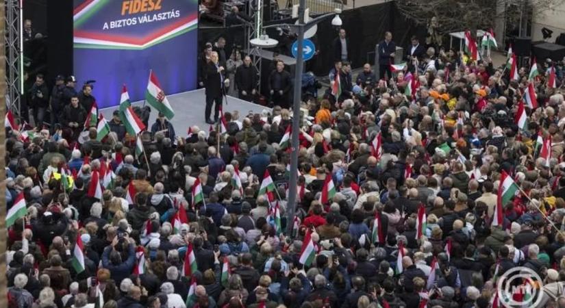 Orbán Viktor: Többen vagyunk, és nekünk áll a zászló