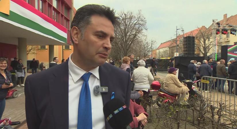 Ellentüntetők fogadták Orbán Viktort Hódmezővásárhelyen, Márki-Zay Péter is beállt a tiltakozók közé