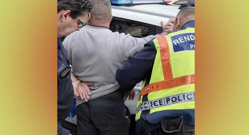 Késsel fenyegette meg egy férfi Radnai Márkot a Tisza Párt kesztölci fórumán, rendőrök vezették el a támadót – videó a cikkben