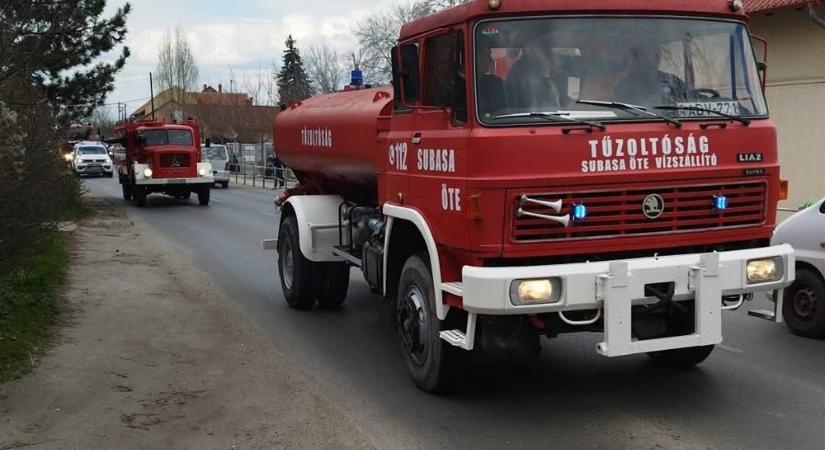 Tűzoltóautók vonultak végig egy magyar városon