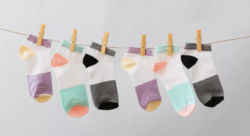 Hová tűnnek a zoknik mosás közben? Itt keresd, ha a mosógép „eltehette” őket