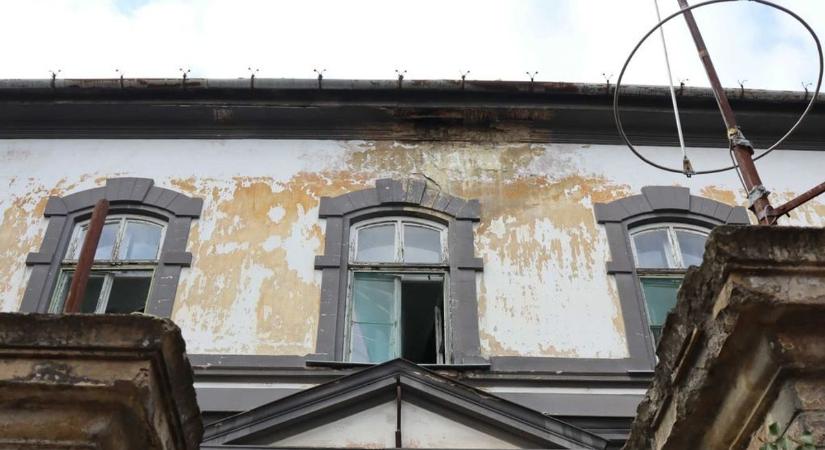 Évek óta üresen állnak, most új módszerrel próbálnak vevőt találni a makói ingatlanoknak