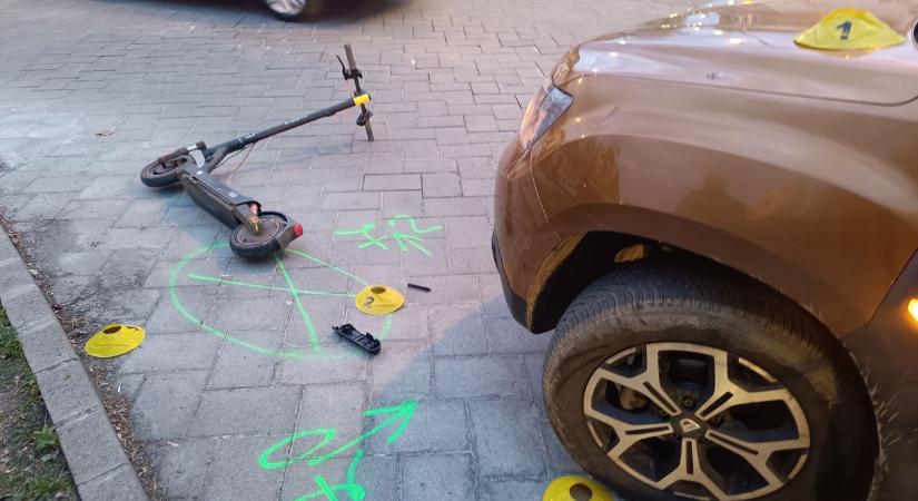 Ketten utaztak egy rolleren, mindkét lány kórházba került