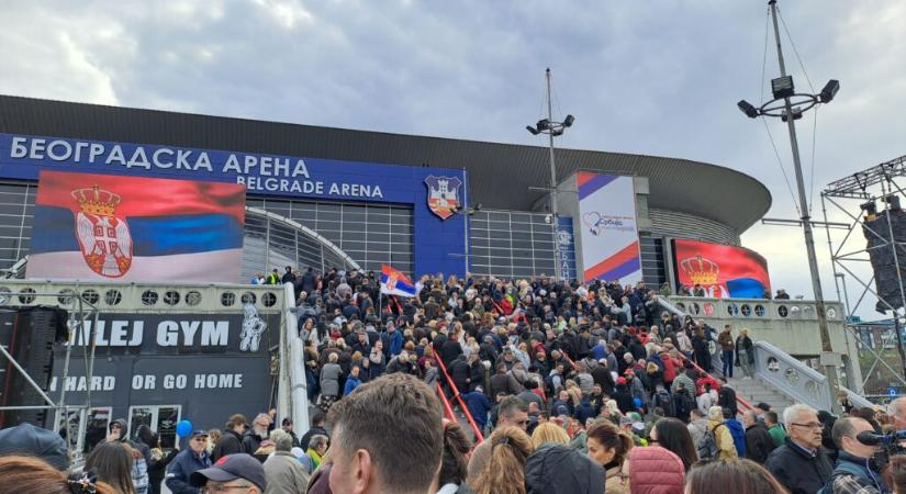 Így verbuválta a közönséget a Szerb Haladó Párt az Aréna-beli rendezvényre