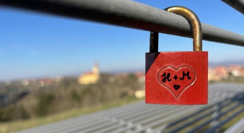 Ez a romantikus szokás hidakat döntött le: a szerelemlakatok története (galéria  videó)