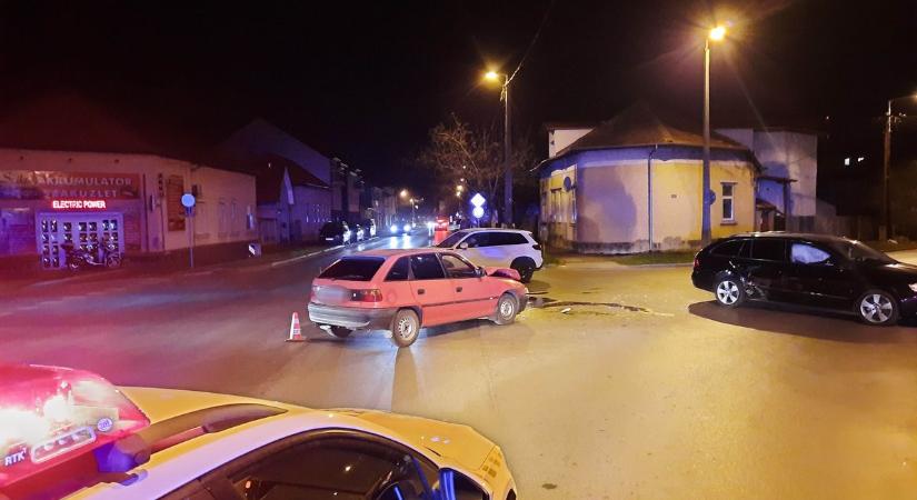 Baleset Nyíregyházán: figyelmen kívül hagyta a STOP-táblát (fotókkal)