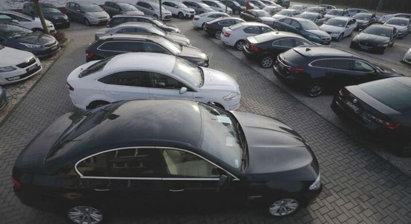 Kötelező rendszámcsere jön az autóknál, eddig tart a határidő! Ha ezt elmulasztod...