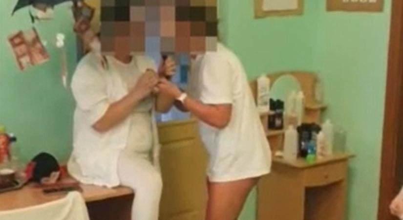 Rendszeresen bugyiban és pólóban dolgozott a bölcsődevezető Tótkomlóson