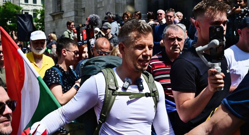 Élő adásban olyan történt Magyar Péterrel, ami még sosem magyar politikussal