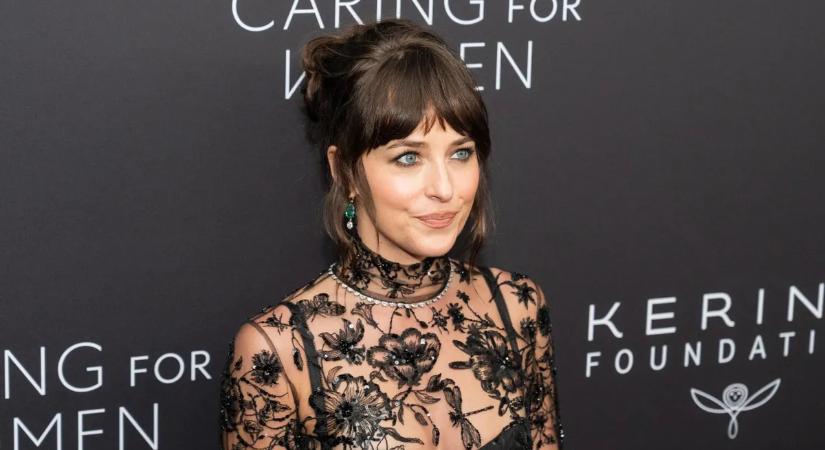 Őrjítő látvány: bugyi nélkül pózol Dakota Johnson
