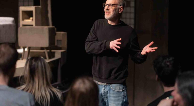 „AZ ALKOTNI NEM TUDÓ MŰVÉSZ ROMBOLJA A VÁROST, AZ ALKOTNI TUDÓ MEG ÉPÍTI” Beszélgetés Veres Andrással