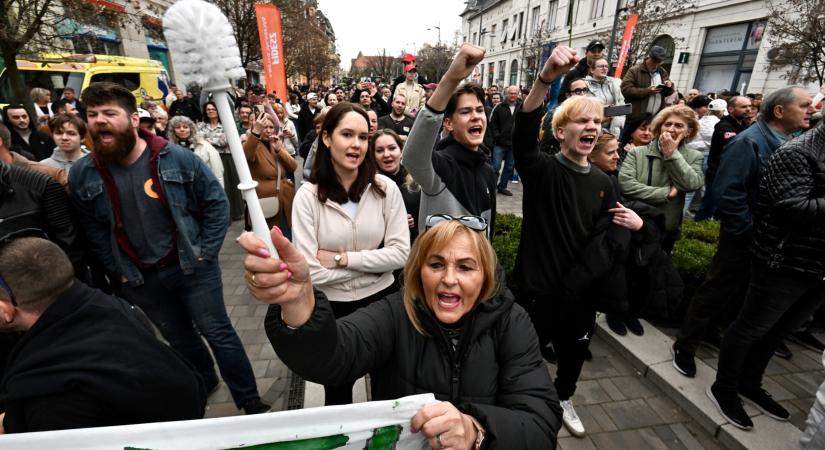 „Katasztrófaturistaként jöttünk, hogy megnézzük Orbán Viktort még így, utoljára” – Hódmezővásárhelyen járt a miniszterelnök, ahol tiltakozók hangja a színpadig is elért