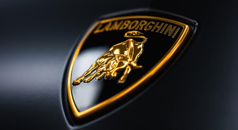 Videóra vették az őrült autós mutatványát – egy Lamborghinivel száguldott az utcán