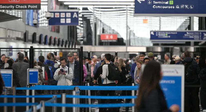 Az ICE ügynökeit vezényli Donald Trump az amerikai repülőterekre, ahol már 3-4 órát is sorba kell állni