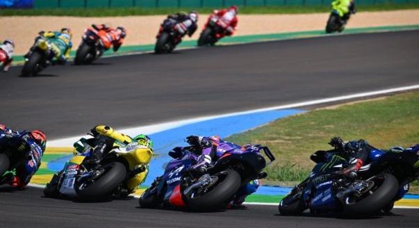 Széteső, kavicsokat hányó pályán versenyeztek a MotoGP-sek