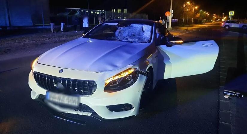 Hófehér Mercedes gázolt a zebrán Nyíregyházán – fotókkal