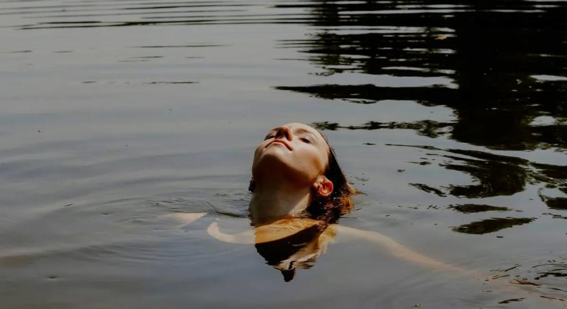 Ízületi fájdalom és gyógyvíz: mikor segít, és mikor teszünk vele rosszat