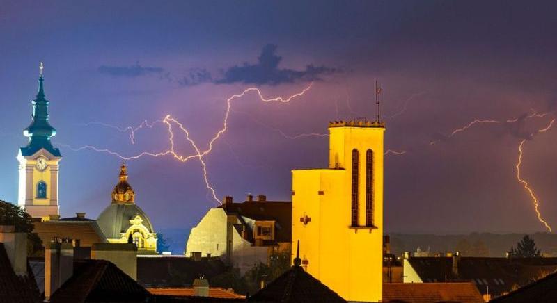 Villámlással, mennydörgéssel érkezik a hétfői vihar