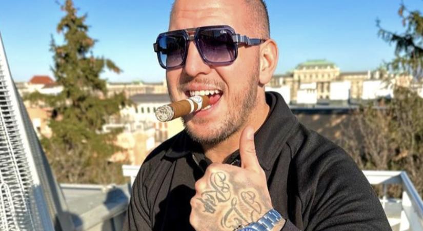 Könnyek között üzent Curtis a feleségének