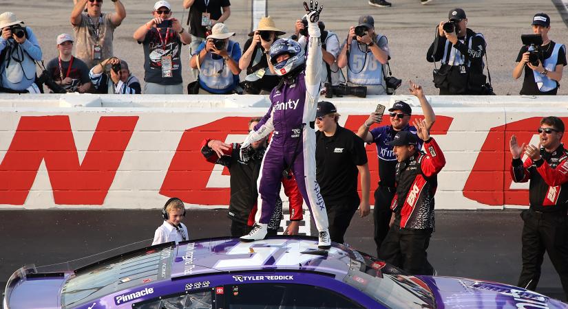 A sírból visszatérve aratott újabb elsöprő győzelmet Tyler Reddick Darlingtonon