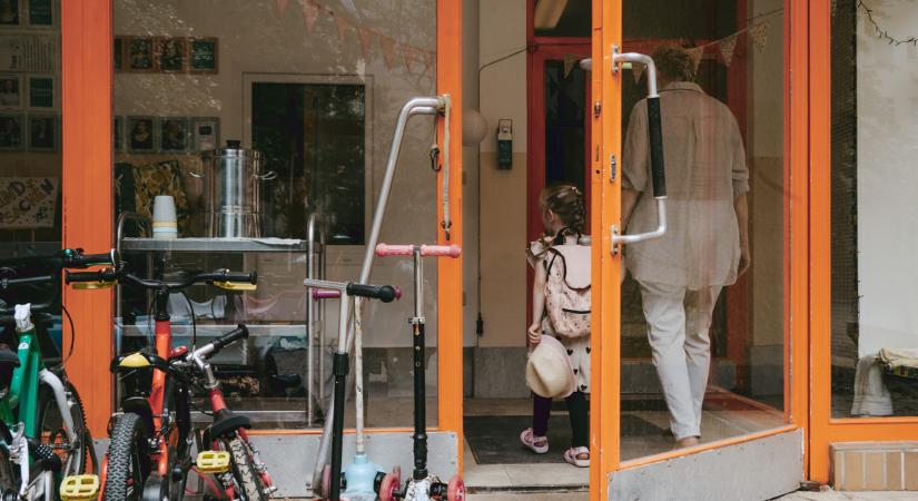 Bugyiban és pólóban dolgozott a bölcsődevezető Tótkomlóson, a rendőrség szerint nem történt bűncselekmény