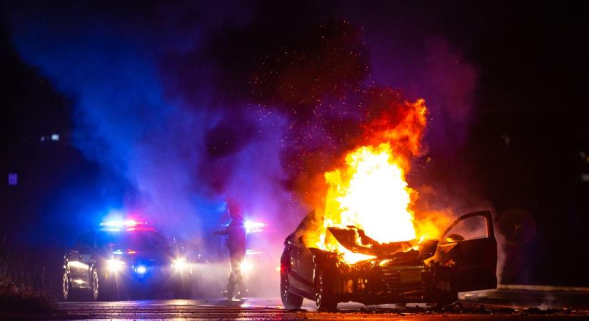 Felcsaptak a lángok az M5-ös autópályán: egy kigyulladt személyautóhoz riasztották a tűzoltókat