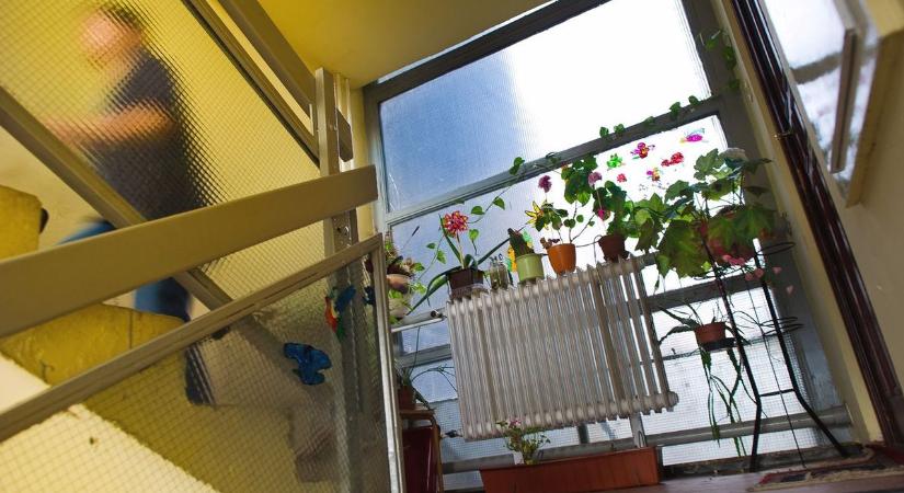 Mit érez, aki ilyet csinál? Az ideg vet szét mindenkit a debreceni panelban, a közös képviselő is csak asszisztál