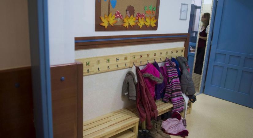 Hiányos öltözetben dolgozott egy bölcsőde vezetője: a szülők szerint rendszeresen nadrág nélkül fogadta a gyerekeket és szülőket