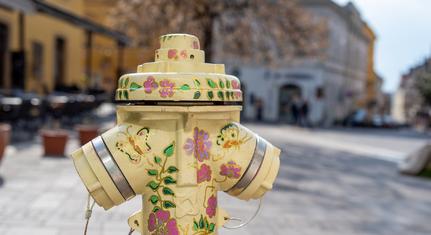 Nem mindennapi látvány: színes tűzcsapok jelentek meg a városban