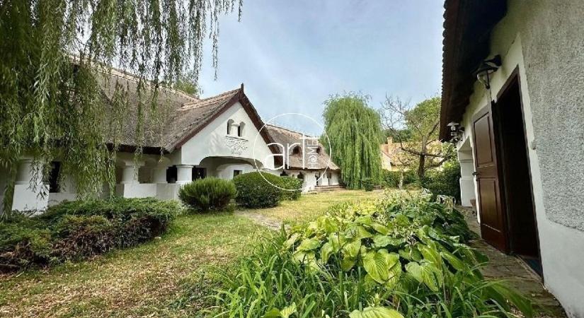 Nyugalom, medence és szauna: fedezd fel a Balaton-felvidék varázslatos kúriáját! (galéria)