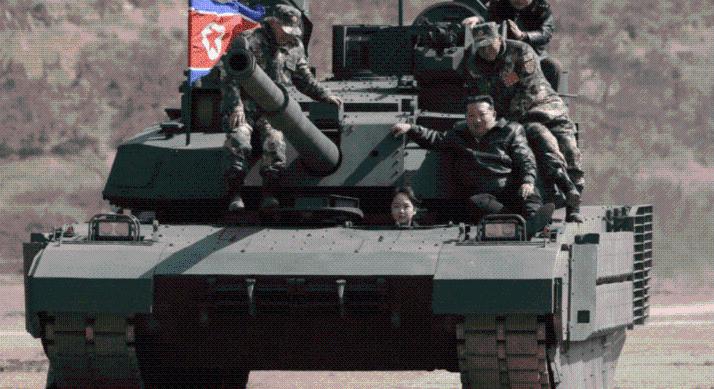 Látványos hadgyakorlatot tartott Kim Dzsong Un – Tinédzser lánya is feltűnt egy tankban