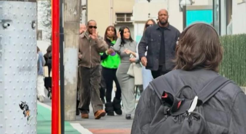 Lebuktak! Lewis Hamilton és Kim Kardashian kéz a kézben, testőrök gyűrűjében sétálgatott – videó, képek