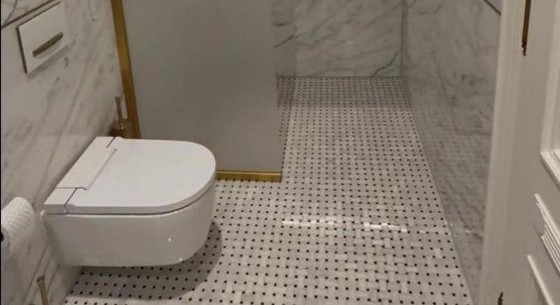 Itt vannak a fotók Matolcsy György harmincmilliós jegybankelnöki mosdójáról