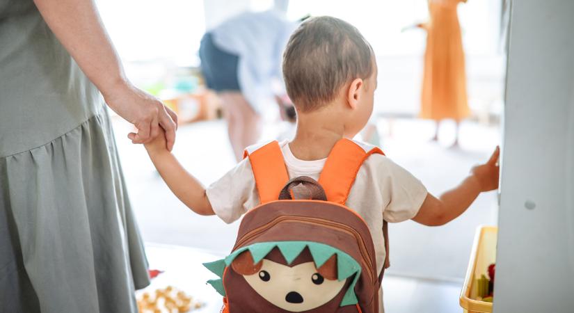 Bugyiban és pólóban dolgozott a bölcsődevezető Tótkomlóson, feljelentést tett a polgármester