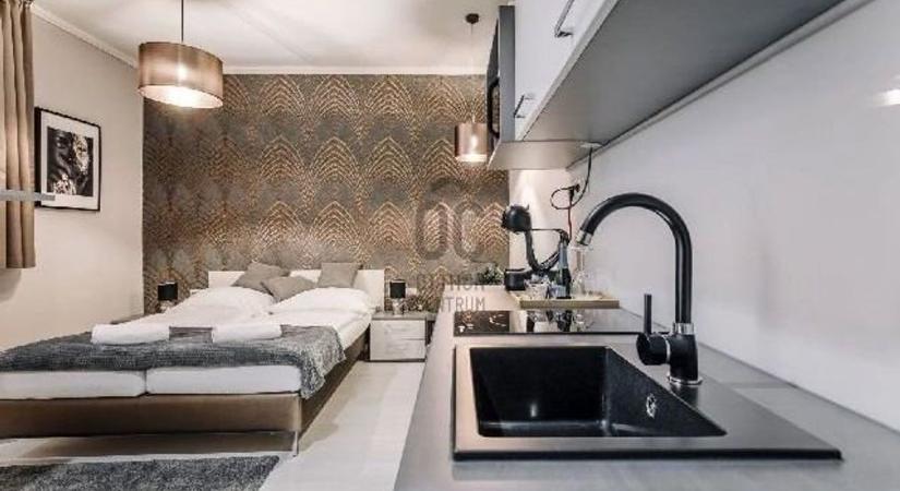 Tíz szobás teljesen felújított panziót árulnak Győr belvárosának szívében - fotókkal