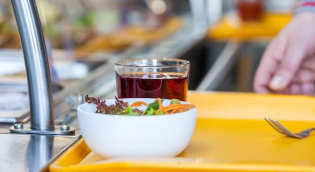 Meleg ebédet biztosít az önkormányzat hátrányos helyzetű gyermekek számára