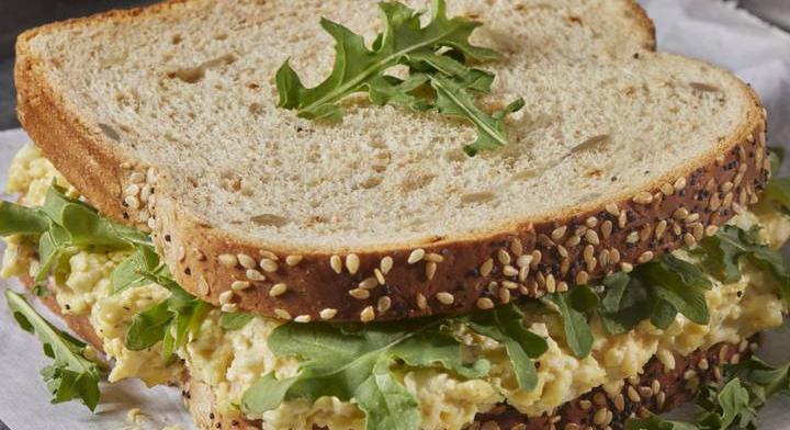 Krémes tojássaláta szendvicsbe töltve: mennyei reggeli
