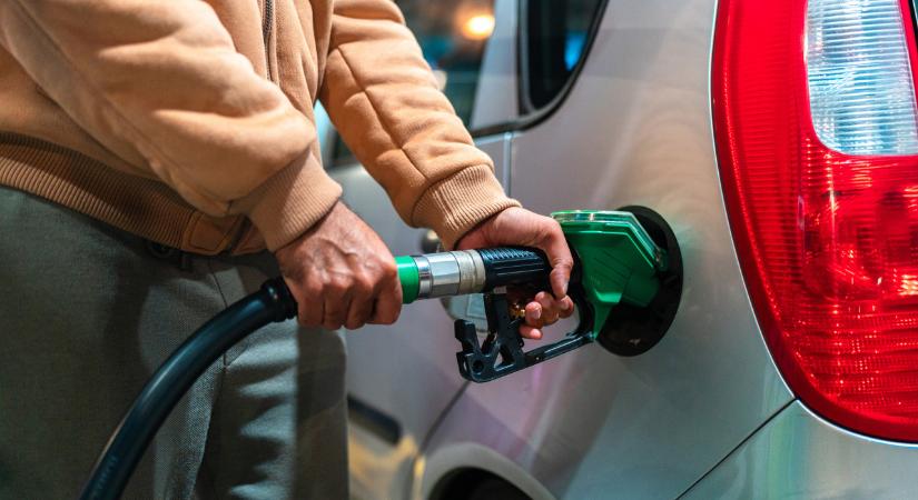 Korlátozta a vásárolható üzemanyag mennyiségét Magyarország egyik szomszédja