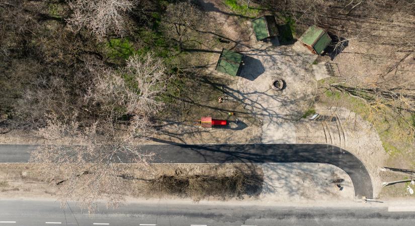 Újabb lépés a térségi bringahálózat felé - 720 méteres kerékpárút épül Naszályon