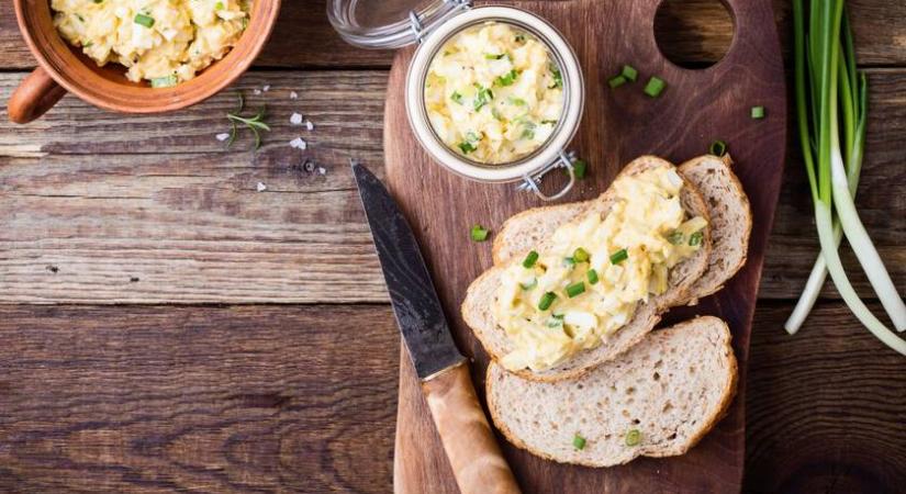 Hideg majonézes tojáskrém: zöldségekkel és friss kenyérrel megunhatatlan