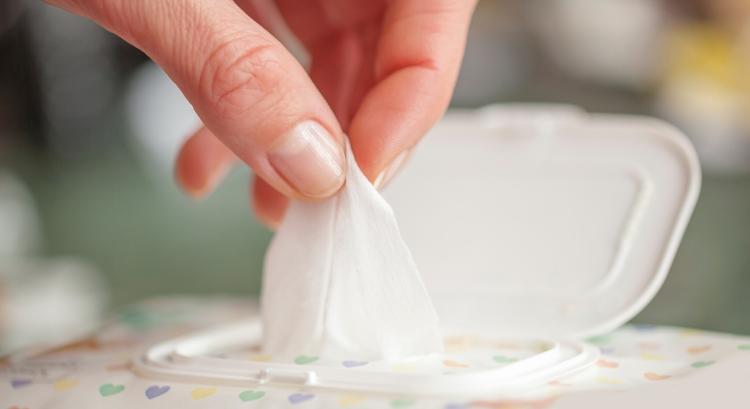 A nedves törlőkendő nem vécébe való