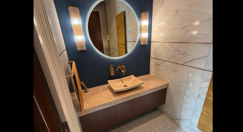 Fotókat tett közzé Matolcsy György exjegybankelnök sok millió forintos szolgálati budijáról Hadházy Ákos